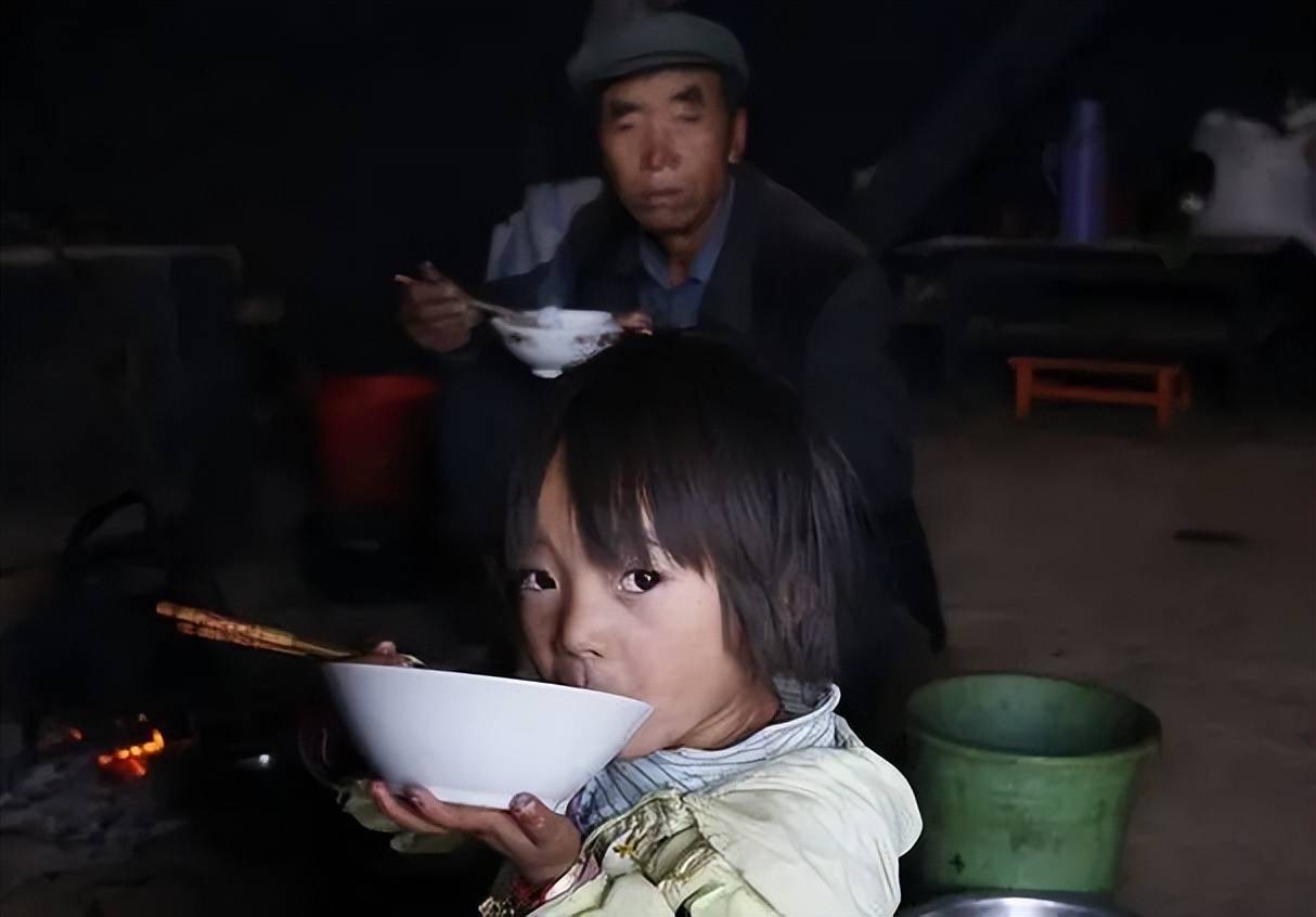 L&atilde;o n&ocirc;ng nh&agrave; ngh&egrave;o nhận nu&ocirc;i một b&eacute; g&aacute;i bị bỏ rơi, kh&ocirc;ng ngờ 23 năm sau, ch&iacute;nh c&ocirc; lại kiện &ocirc;ng ra t&ograve;a- Ảnh 2.