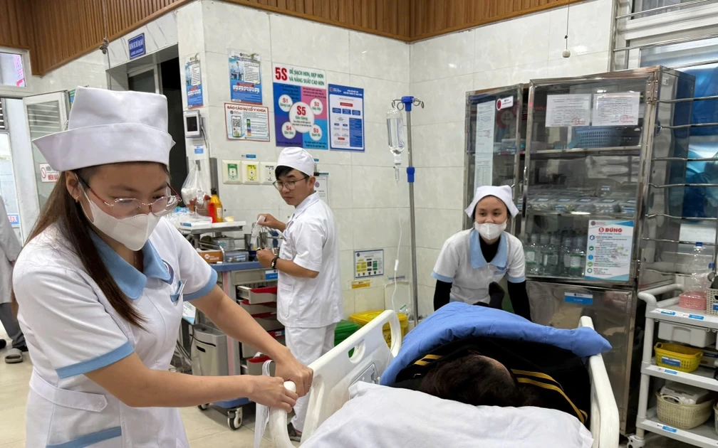 Li&ecirc;n tiếp c&aacute;c vụ ngộ độc b&aacute;nh m&igrave;: V&igrave; sao m&oacute;n ăn quen thuộc th&agrave;nh mối nguy sức khỏe? - Ảnh 2.