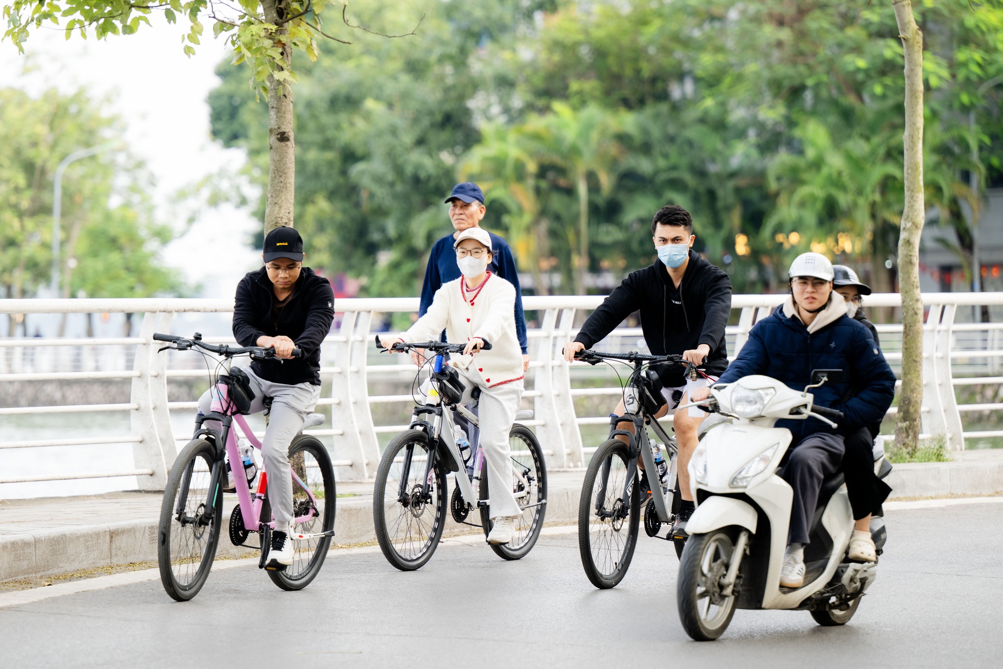 Toàn cảnh Hà Nội hôm nay thật lạ: Bầu trời trong vắt, chất lượng không khí “lọt top” tốt trên thế giới- Ảnh 22. Toàn cảnh Hà Nội hôm nay thật lạ: Bầu trời trong vắt, chất lượng không khí “lọt top” tốt trên thế giới- Ảnh 22.