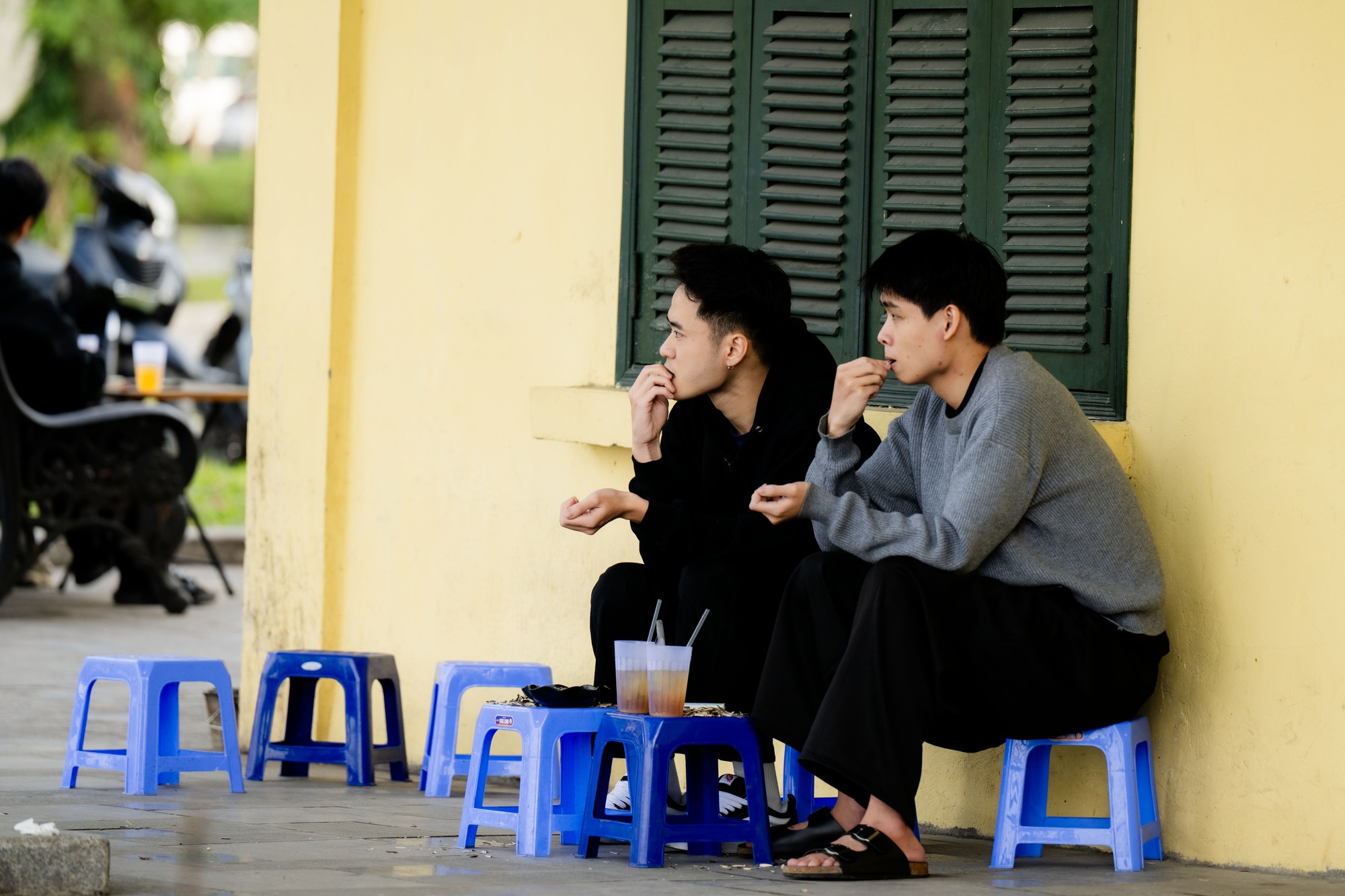 Toàn cảnh Hà Nội hôm nay thật lạ: Bầu trời trong vắt, chất lượng không khí “lọt top” tốt trên thế giới- Ảnh 16. Toàn cảnh Hà Nội hôm nay thật lạ: Bầu trời trong vắt, chất lượng không khí “lọt top” tốt trên thế giới- Ảnh 16.