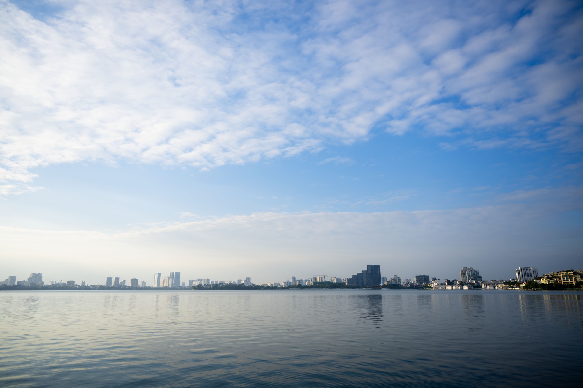 Toàn cảnh Hà Nội hôm nay thật lạ: Bầu trời trong vắt, chất lượng không khí “lọt top” tốt trên thế giới- Ảnh 2. Toàn cảnh Hà Nội hôm nay thật lạ: Bầu trời trong vắt, chất lượng không khí “lọt top” tốt trên thế giới- Ảnh 2.