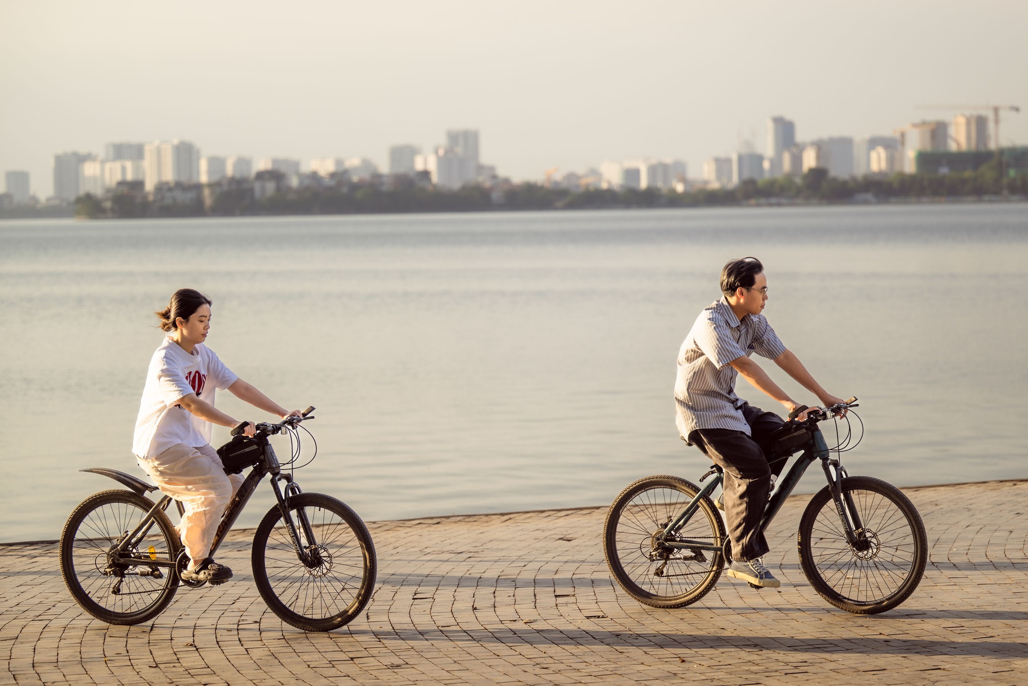 Toàn cảnh Hà Nội hôm nay thật lạ: Bầu trời trong vắt, chất lượng không khí “lọt top” tốt trên thế giới- Ảnh 6. Toàn cảnh Hà Nội hôm nay thật lạ: Bầu trời trong vắt, chất lượng không khí “lọt top” tốt trên thế giới- Ảnh 6.