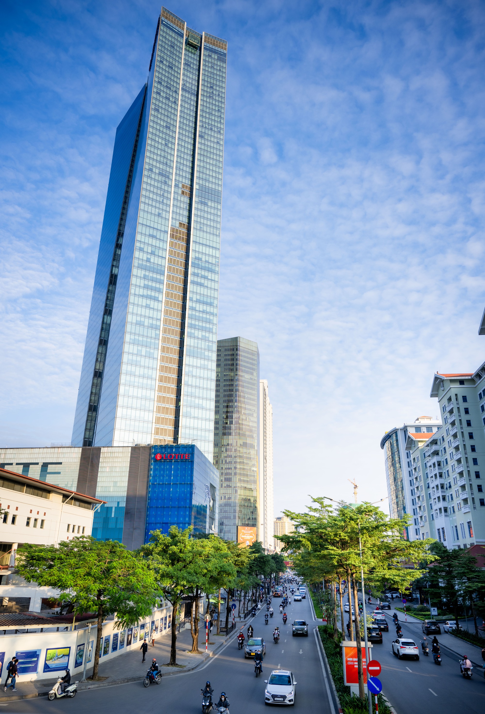 Toàn cảnh Hà Nội hôm nay thật lạ: Bầu trời trong vắt, chất lượng không khí “lọt top” tốt trên thế giới- Ảnh 3. Toàn cảnh Hà Nội hôm nay thật lạ: Bầu trời trong vắt, chất lượng không khí “lọt top” tốt trên thế giới- Ảnh 3.