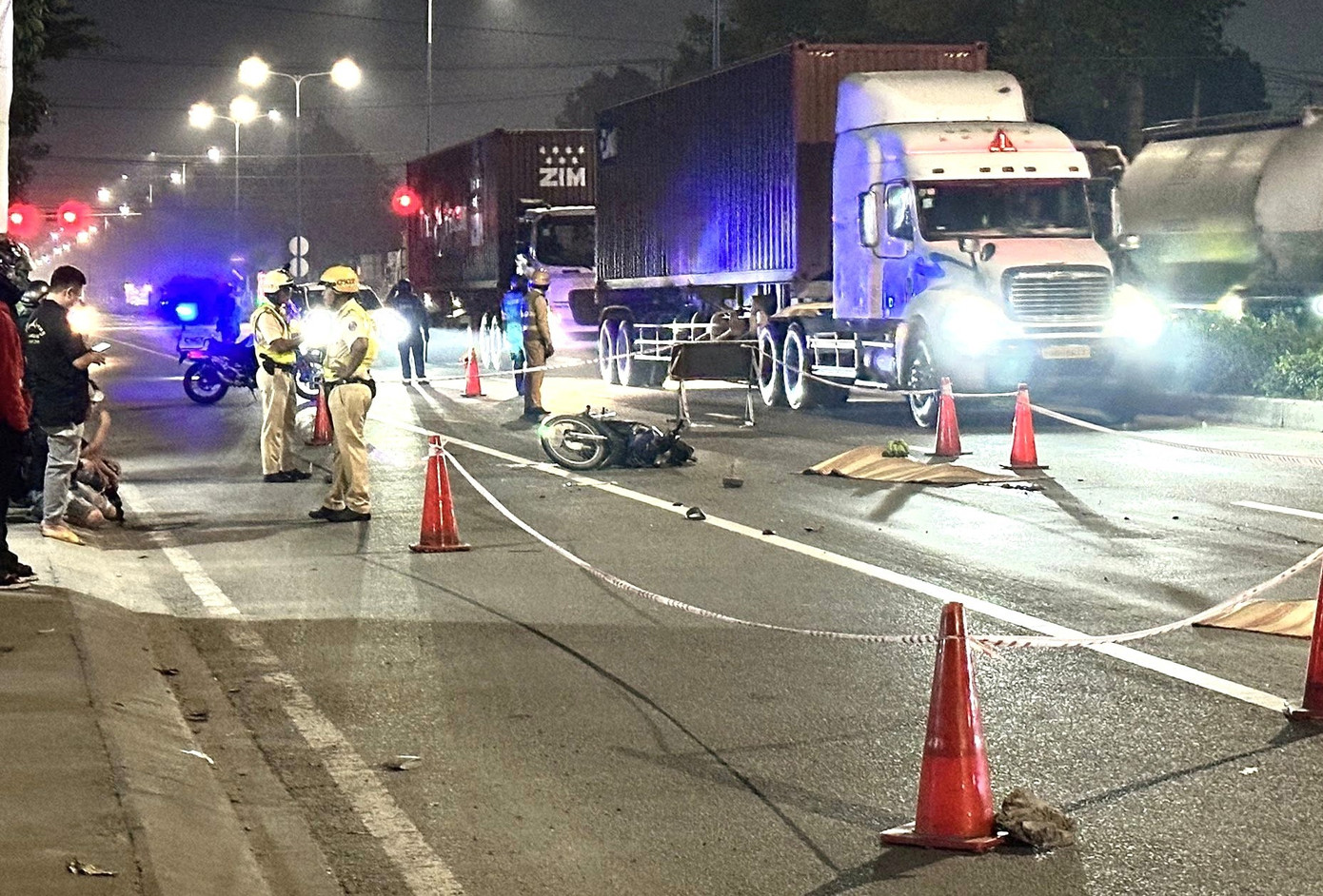 [CLIP] Camera ghi lại nguyên nhân thi thể không nguyên vẹn trên đường ở TPHCM- Ảnh 1.