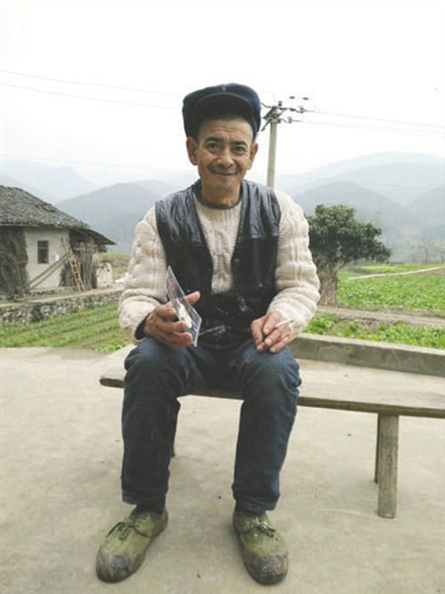 L&atilde;o n&ocirc;ng nh&agrave; ngh&egrave;o nhận nu&ocirc;i một b&eacute; g&aacute;i bị bỏ rơi, kh&ocirc;ng ngờ 23 năm sau, ch&iacute;nh c&ocirc; lại kiện &ocirc;ng ra t&ograve;a- Ảnh 1.