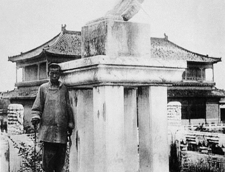 Th&aacute;i gi&aacute;m trong phim ảnh v&agrave; thực tế: M&ugrave; chữ nhưng vẫn đọc chiếu chỉ - Ảnh 3.