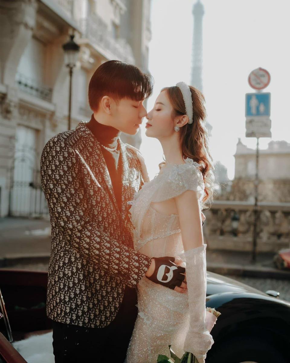 Phú bà Vbiz là bạn thân Huyền Baby: “Cưới rồi trách nhiệm đủ thứ, không còn màu hồng! Phú bà Vbiz là bạn thân Huyền Baby: “Cưới rồi trách nhiệm đủ thứ, không còn màu hồng!