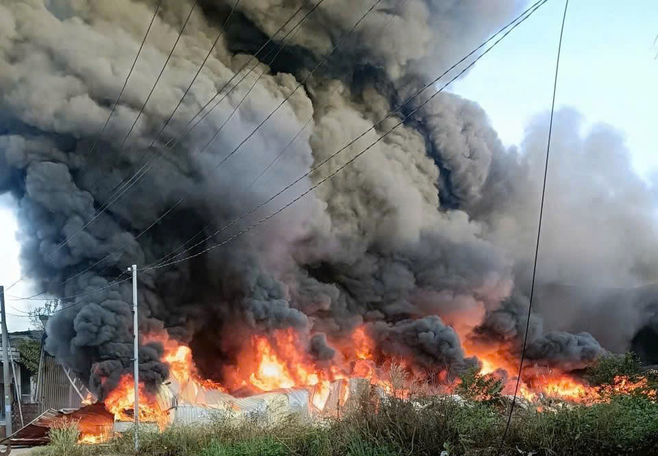 Cháy công ty gỗ tại TPHCM gây lo ngại về an toàn Phòng cháy chữa cháy - Ảnh 2. Cháy công ty gỗ tại TPHCM gây lo ngại về an toàn Phòng cháy chữa cháy - Ảnh 2.