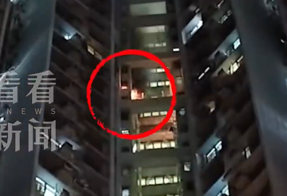 Hỏa hoạn tại chung cư Hong Kong: Hơn 400 người sơ t&aacute;n l&uacute;c rạng s&aacute;ng - Ảnh 1.