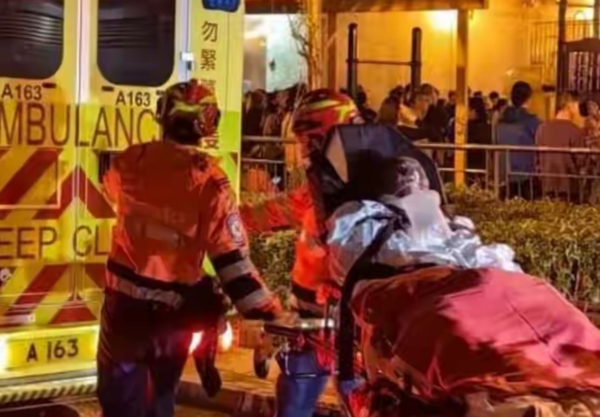 Hỏa hoạn tại chung cư Hong Kong: Hơn 400 người sơ t&aacute;n l&uacute;c rạng s&aacute;ng - Ảnh 4.