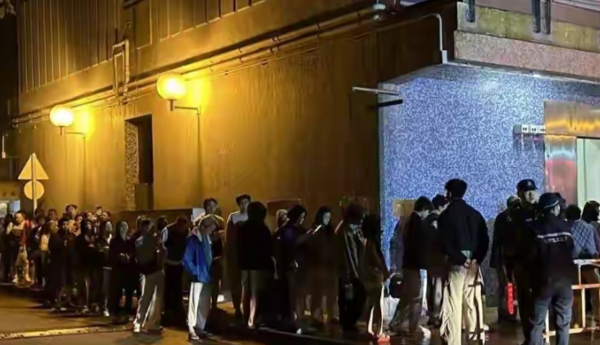 Hỏa hoạn tại chung cư Hong Kong: Hơn 400 người sơ t&aacute;n l&uacute;c rạng s&aacute;ng - Ảnh 2.