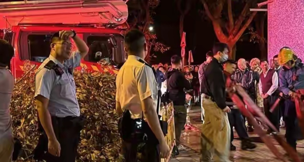 Hỏa hoạn tại chung cư Hong Kong: Hơn 400 người sơ t&aacute;n l&uacute;c rạng s&aacute;ng - Ảnh 3.