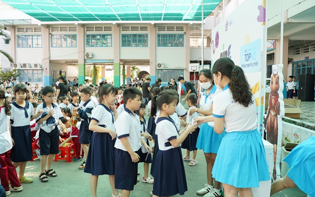 Học sinh Tiểu học TP.HCM trải nghiệm Dế M&egrave;n: Cuộc phi&ecirc;u lưu đ&aacute;ng nhớ tại trường - Ảnh 8.