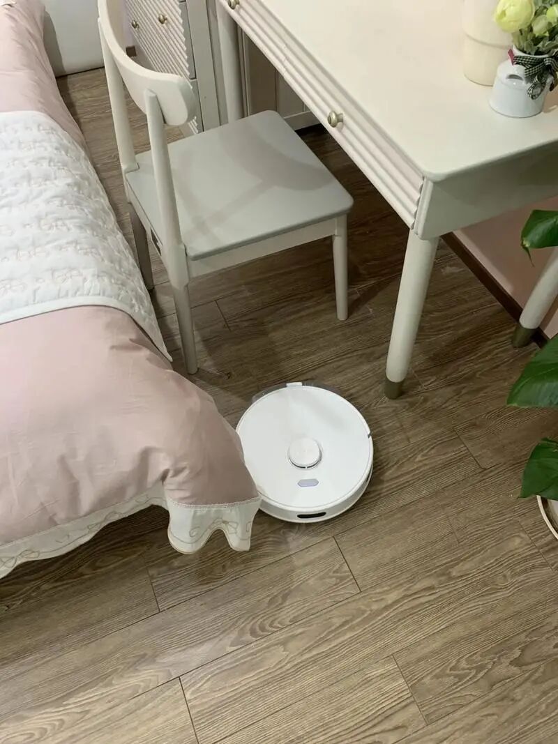 D&ugrave;ng robot h&uacute;t bụi 2 năm, t&ocirc;i quay lại c&acirc;y lau nh&agrave; v&agrave; thấy đời dễ chịu hơn hẳn - Ảnh 1.