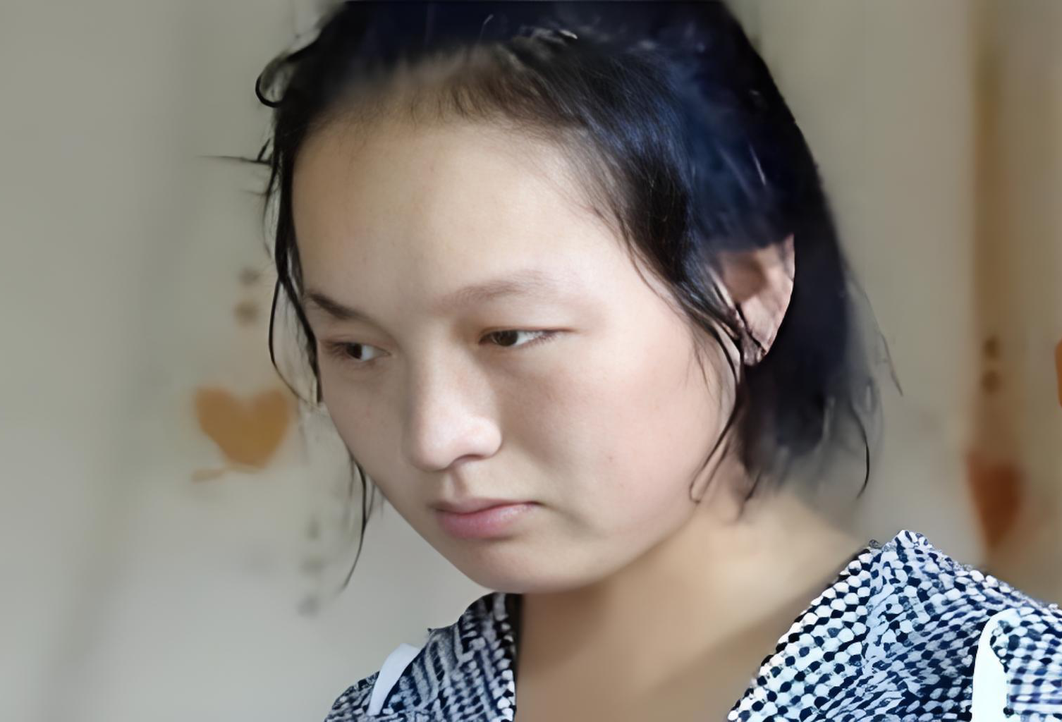 Nữ sinh thi đỗ ĐH danh tiếng rồi l&eacute;n nhận cha ruột l&agrave; đại gia, biết sự thật, cha nu&ocirc;i bật kh&oacute;c: 