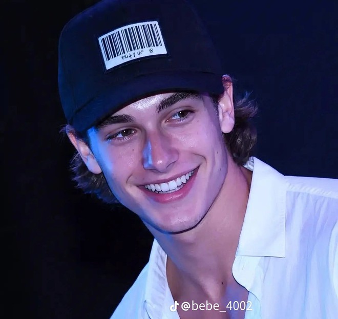 Mọi thứ hoá điên khi Hailey Bieber Mọi thứ hoá điên khi Hailey Bieber