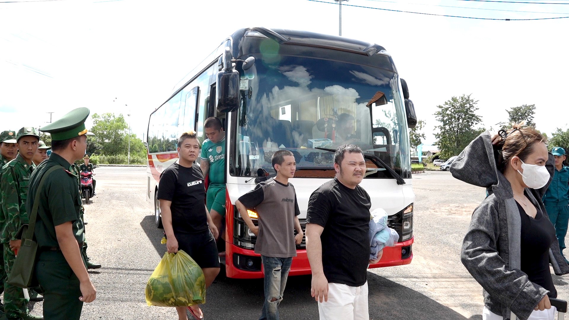Hàng chục người chạy trốn khỏi địa ngục việc nhẹ lương cao tại Campuchia - Ảnh 1. Hàng chục người chạy trốn khỏi địa ngục việc nhẹ lương cao tại Campuchia - Ảnh 1.