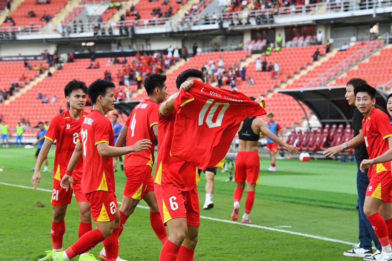 3 phút ghi 2 bàn để vào chung kết SEA Games, U22 Việt Nam khiến trăm triệu người hâm mộ bùng nổ cảm xúc- Ảnh 5. 3 phút ghi 2 bàn để vào chung kết SEA Games, U22 Việt Nam khiến trăm triệu người hâm mộ bùng nổ cảm xúc- Ảnh 5.