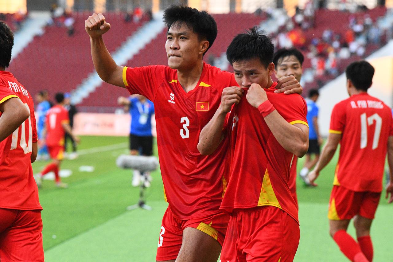 3 phút ghi 2 bàn để vào chung kết SEA Games, U22 Việt Nam khiến trăm triệu người hâm mộ bùng nổ cảm xúc- Ảnh 11. 3 phút ghi 2 bàn để vào chung kết SEA Games, U22 Việt Nam khiến trăm triệu người hâm mộ bùng nổ cảm xúc- Ảnh 11.