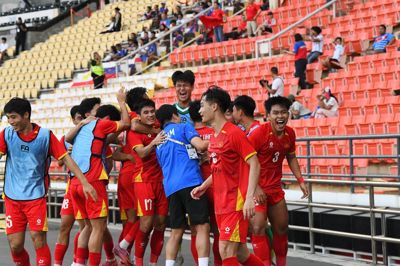3 phút ghi 2 bàn để vào chung kết SEA Games, U22 Việt Nam khiến trăm triệu người hâm mộ bùng nổ cảm xúc- Ảnh 13. 3 phút ghi 2 bàn để vào chung kết SEA Games, U22 Việt Nam khiến trăm triệu người hâm mộ bùng nổ cảm xúc- Ảnh 13.