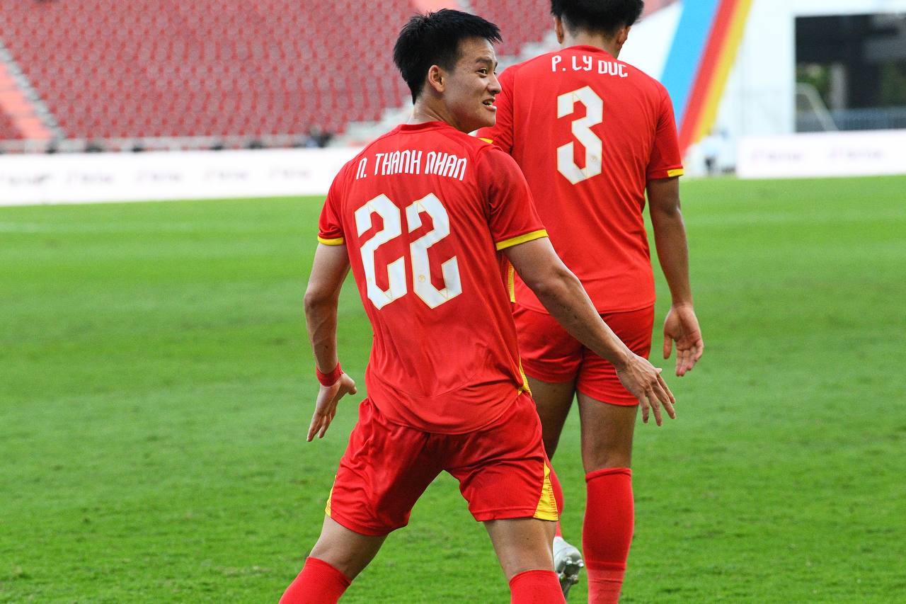 3 phút ghi 2 bàn để vào chung kết SEA Games, U22 Việt Nam khiến trăm triệu người hâm mộ bùng nổ cảm xúc- Ảnh 10. 3 phút ghi 2 bàn để vào chung kết SEA Games, U22 Việt Nam khiến trăm triệu người hâm mộ bùng nổ cảm xúc- Ảnh 10.