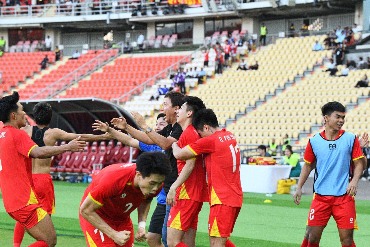 3 phút ghi 2 bàn để vào chung kết SEA Games, U22 Việt Nam khiến trăm triệu người hâm mộ bùng nổ cảm xúc- Ảnh 15. 3 phút ghi 2 bàn để vào chung kết SEA Games, U22 Việt Nam khiến trăm triệu người hâm mộ bùng nổ cảm xúc- Ảnh 15.