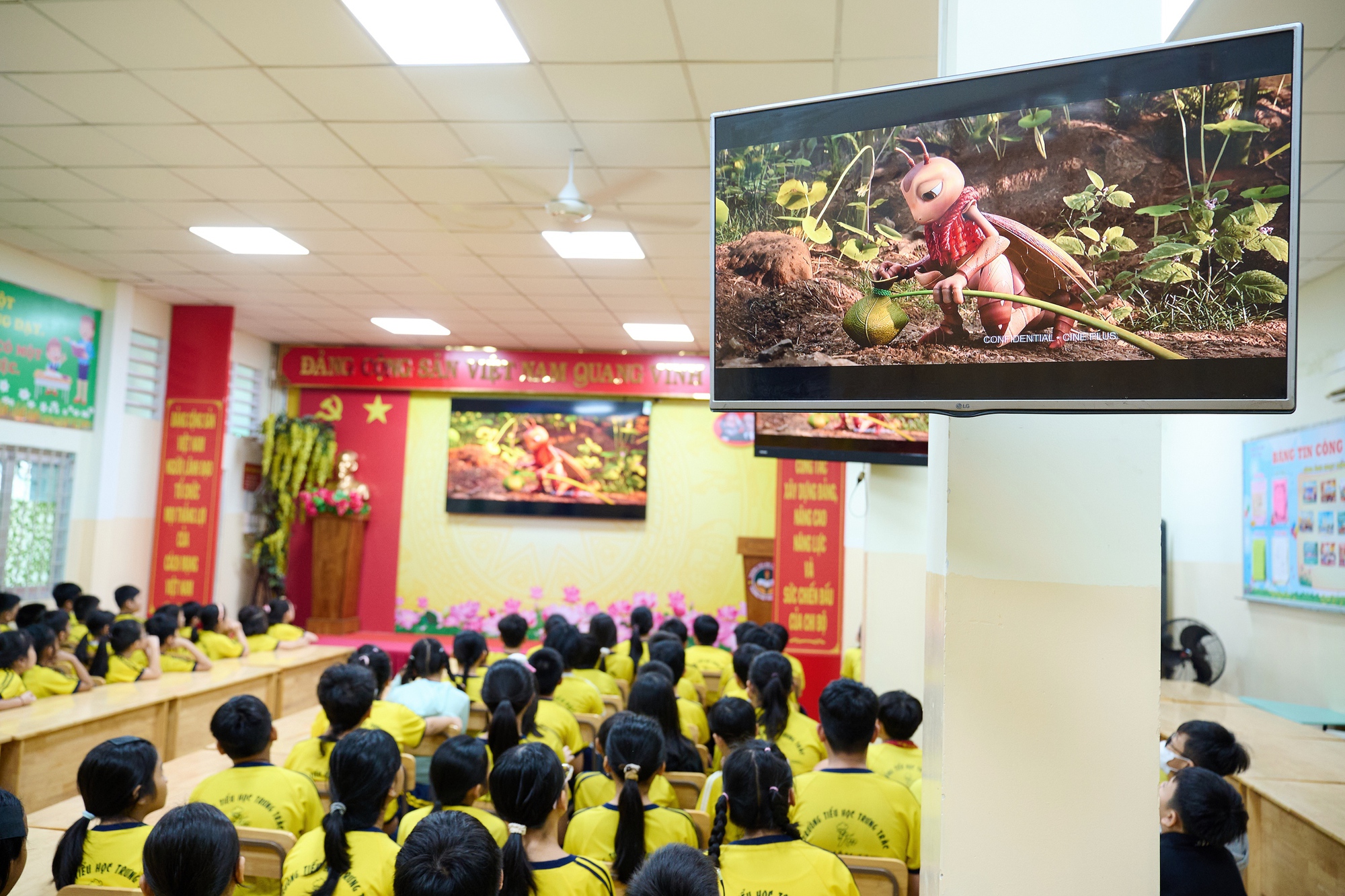 Học sinh lớp 5 TP.HCM trải nghiệm workshop h&oacute;a th&acirc;n th&agrave;nh Dế M&egrave;n th&uacute; vị - Ảnh 1.