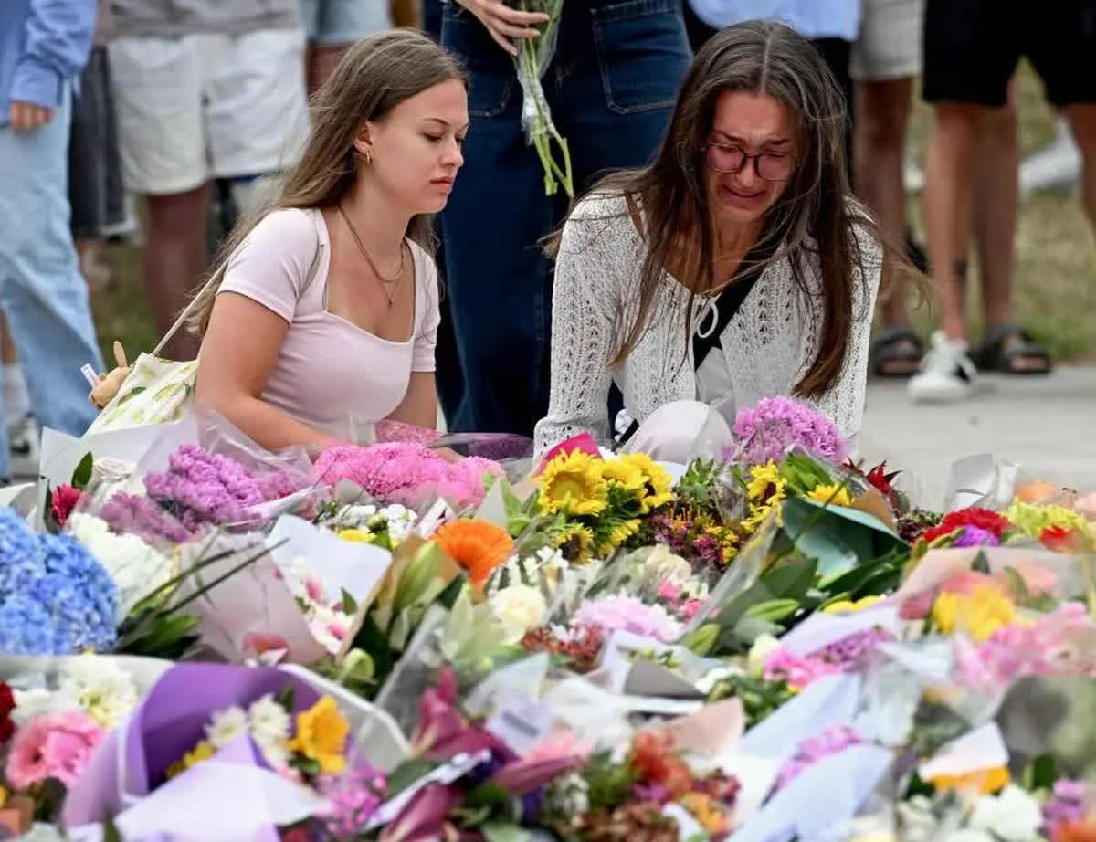 Vụ xả s&uacute;ng đẫm m&aacute;u nhất Australia: Người đ&agrave;n &ocirc;ng hy sinh bảo vệ vợ tại Bondi - Ảnh 2.