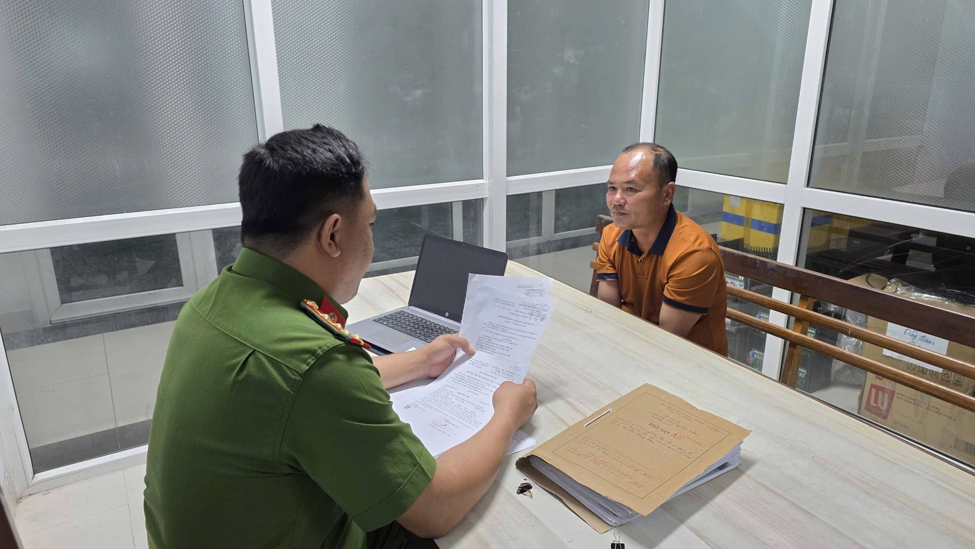 Bắt đối tượng truy n&atilde; đặc biệt nguy hiểm Nguyễn Hữu Hưng ở trong ch&ugrave;a - Ảnh 1.