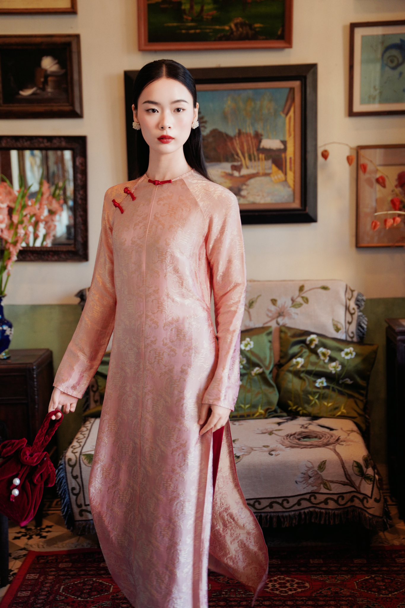 H&agrave; Tăng lại tạo trend &aacute;o d&agrave;i Tết: Local brand đồng loạt ra mắt c&aacute;c thiết kế, t&ocirc;n trọn kh&iacute; chất phụ nữ tuổi 35+- Ảnh 8.