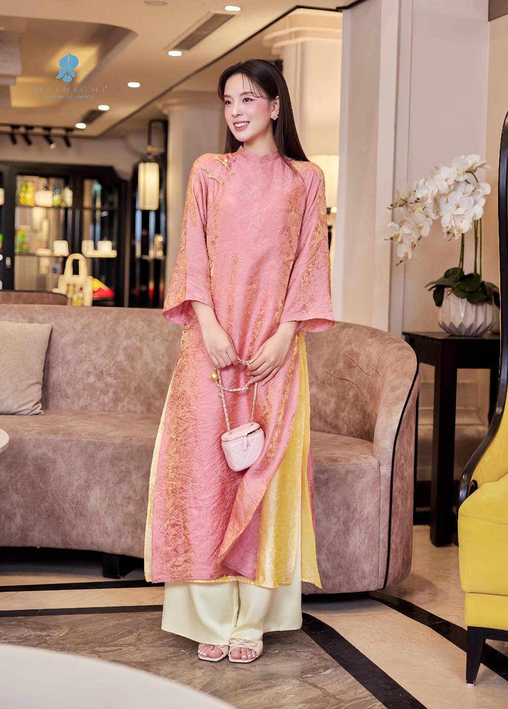 H&agrave; Tăng lại tạo trend &aacute;o d&agrave;i Tết: Local brand đồng loạt ra mắt c&aacute;c thiết kế, t&ocirc;n trọn kh&iacute; chất phụ nữ tuổi 35+- Ảnh 17.