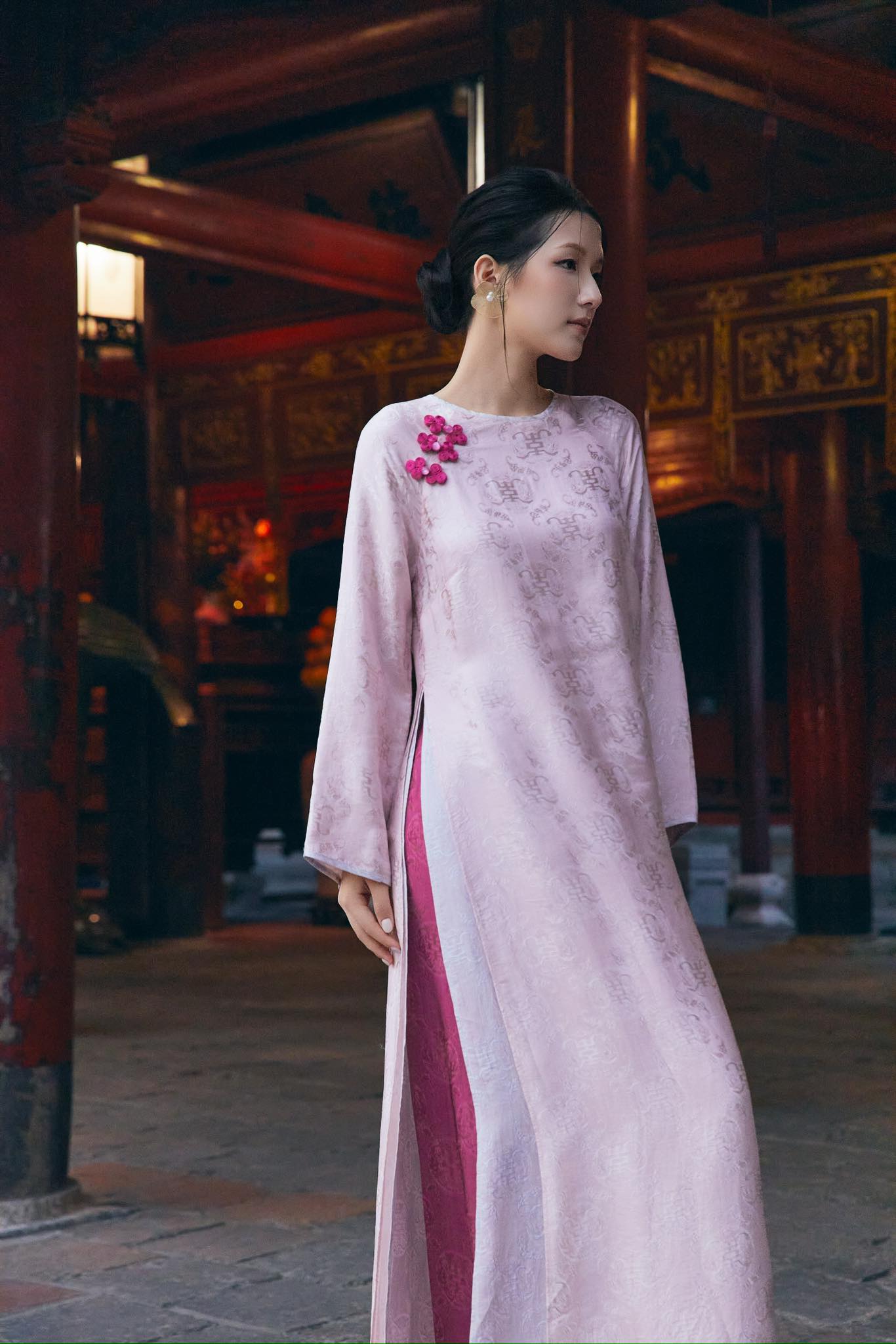 H&agrave; Tăng lại tạo trend &aacute;o d&agrave;i Tết: Local brand đồng loạt ra mắt c&aacute;c thiết kế, t&ocirc;n trọn kh&iacute; chất phụ nữ tuổi 35+- Ảnh 18.