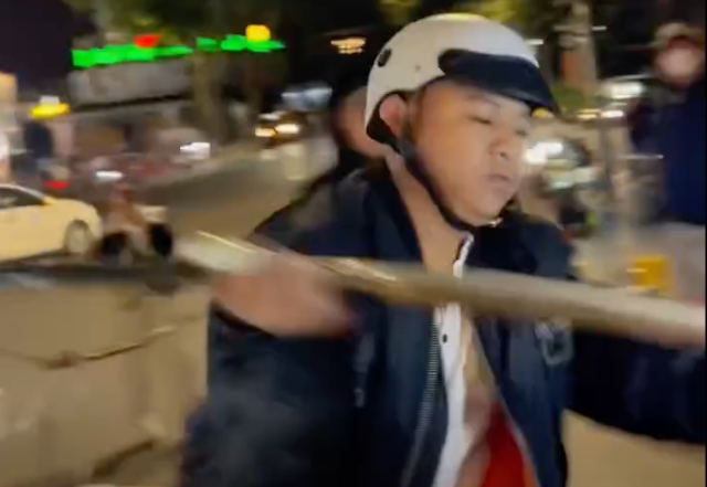 Làm rõ nhóm người tranh cãi, quăng gánh hàng rong ở hồ Xuân Hương - Ảnh 1.