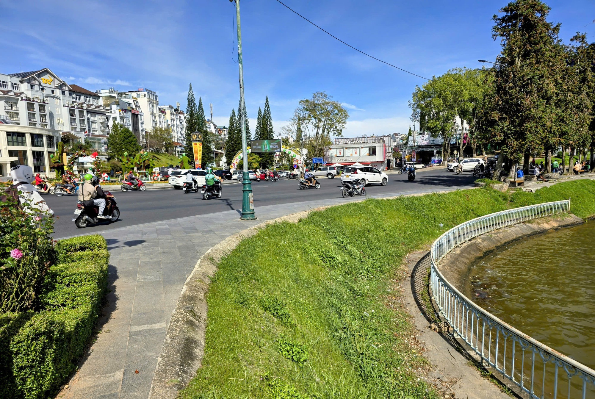 Làm rõ nhóm người tranh cãi, quăng gánh hàng rong ở hồ Xuân Hương - Ảnh 3.