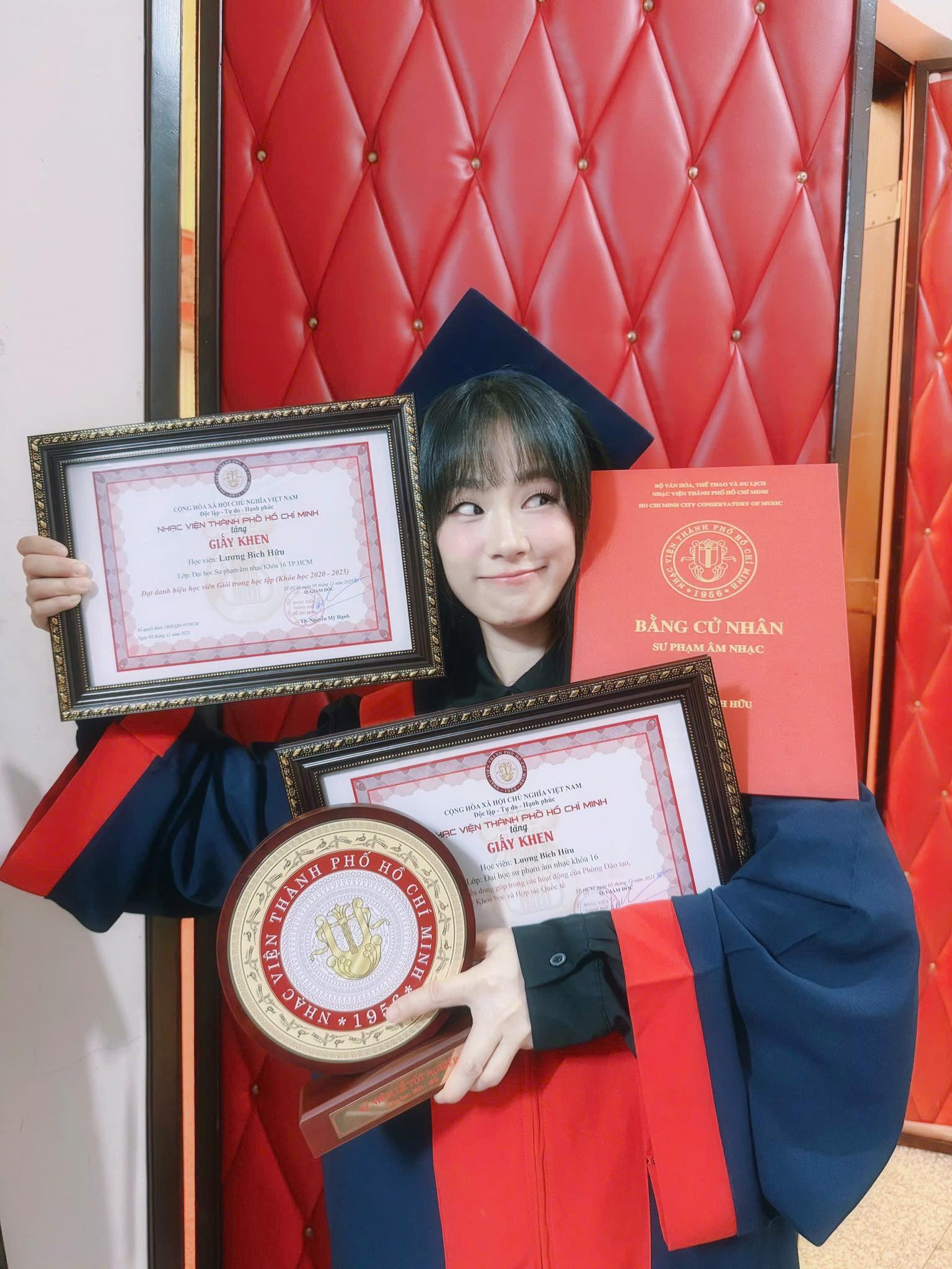 Lương B&iacute;ch Hữu lộ ảnh mới tốt nghiệp đại học ở tuổi 41, CĐM thốt l&ecirc;n trẻ hơn cả sinh vi&ecirc;n: B&iacute; quyết 