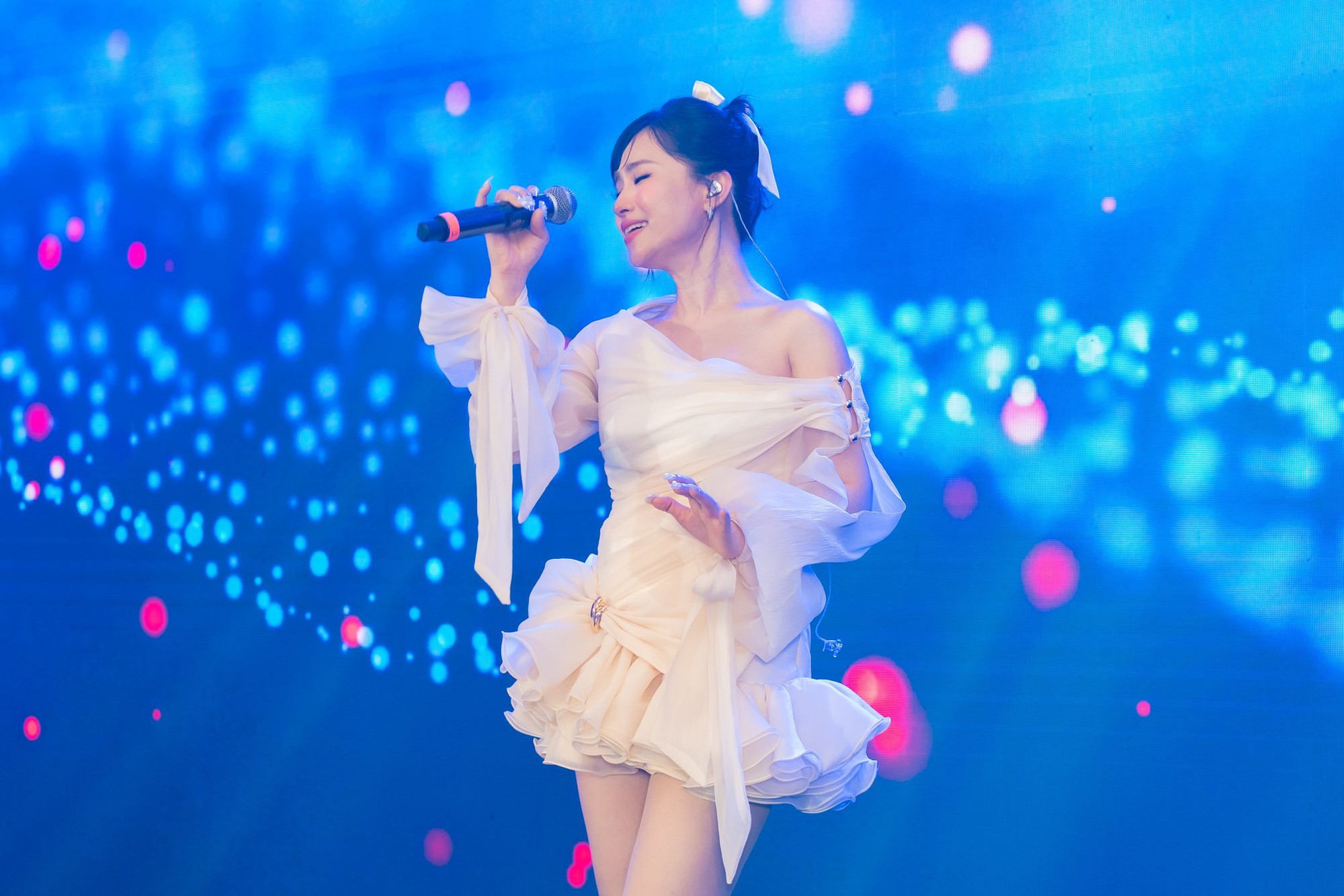 Lương B&iacute;ch Hữu lộ ảnh mới tốt nghiệp đại học ở tuổi 41, CĐM thốt l&ecirc;n trẻ hơn cả sinh vi&ecirc;n: B&iacute; quyết 