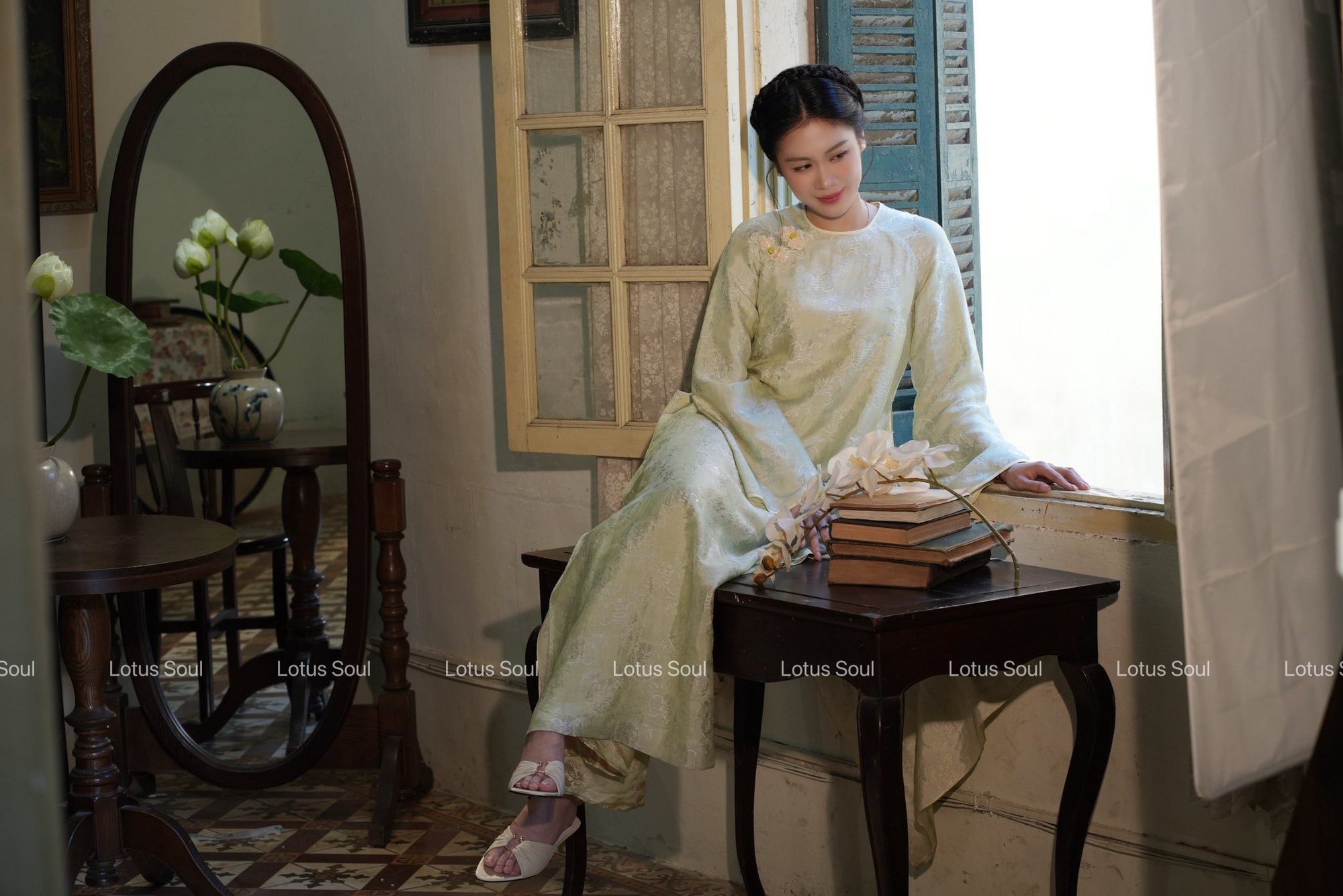 H&agrave; Tăng lại tạo trend &aacute;o d&agrave;i Tết: Local brand đồng loạt ra mắt c&aacute;c thiết kế, t&ocirc;n trọn kh&iacute; chất phụ nữ tuổi 35+- Ảnh 9.