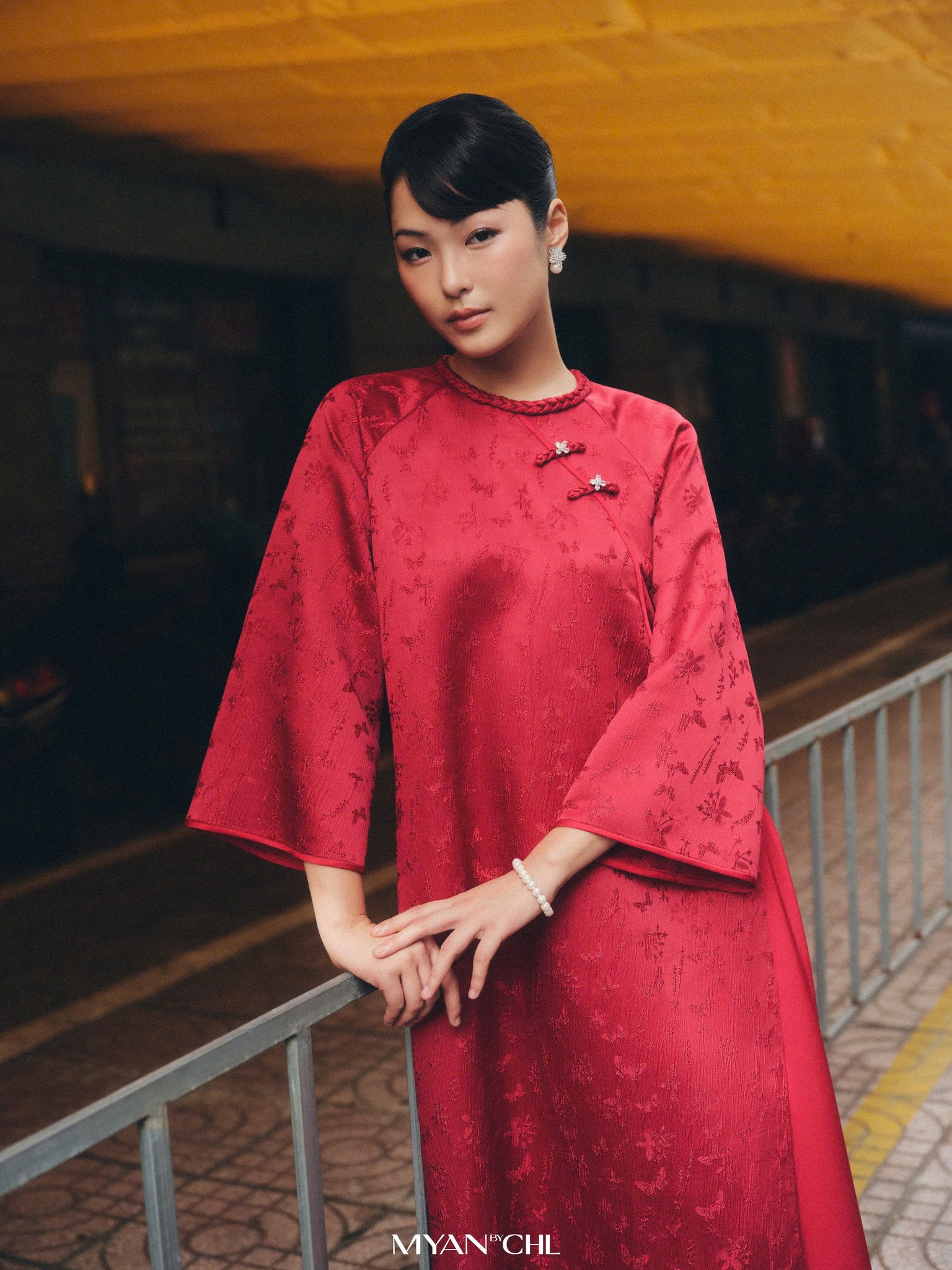 H&agrave; Tăng lại tạo trend &aacute;o d&agrave;i Tết: Local brand đồng loạt ra mắt c&aacute;c thiết kế, t&ocirc;n trọn kh&iacute; chất phụ nữ tuổi 35+- Ảnh 11.