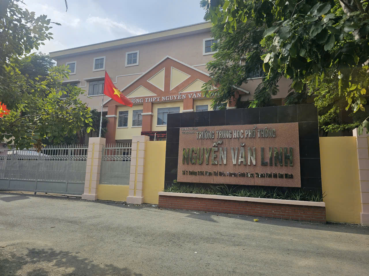 TPHCM: Để xảy ra các vụ việc sai phạm, hiệu trưởng một trường THPT phải giải trình, kiểm điểm - Ảnh 1.