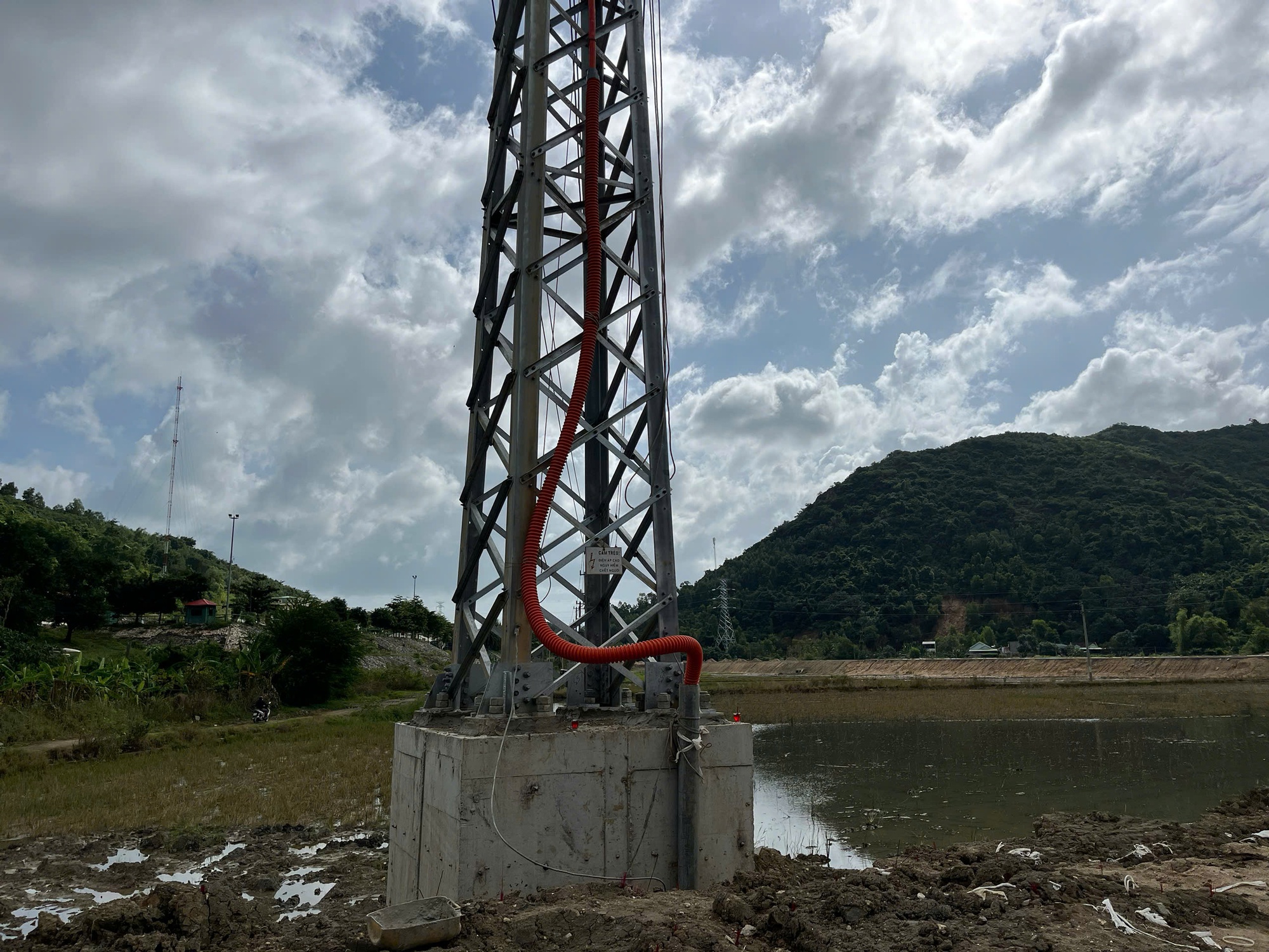 Vụ người đàn ông tử vong trên đường dây trung thế: Thuê