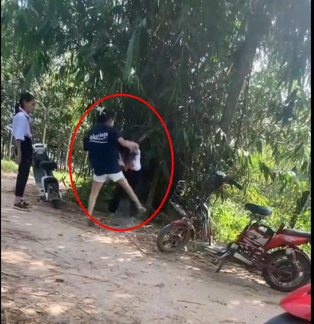 Một nữ sinh lớp 7 ở T&acirc;y Ninh bị &eacute;p l&ecirc;n xe đạp điện, chở v&agrave;o khu vực vắng người - Ảnh 1.