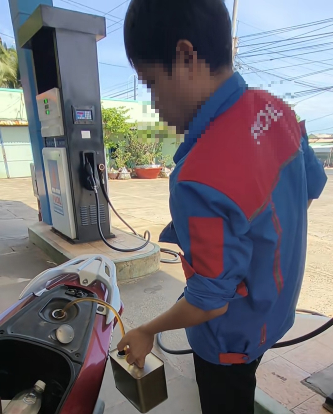 Nh&acirc;n vi&ecirc;n c&acirc;y xăng r&uacute;t xăng v&igrave; kh&ocirc;ng chấp nhận chuyển khoản , Chủ cửa h&agrave;ng xin lỗi - Ảnh 1.