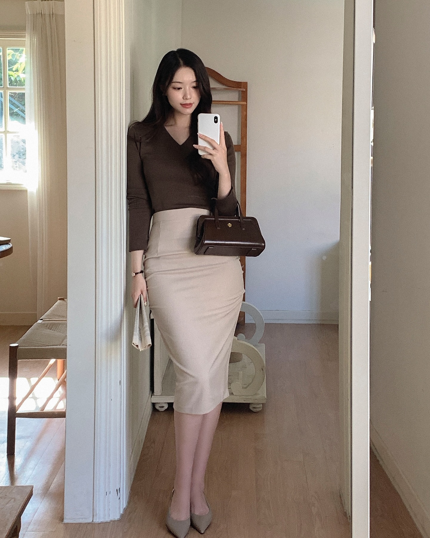 Chân váy sáng màu kết hợp 5 mẫu áo thời thượng không thể bỏ qua - Ảnh 8. Chân váy sáng màu kết hợp 5 mẫu áo thời thượng không thể bỏ qua - Ảnh 8.