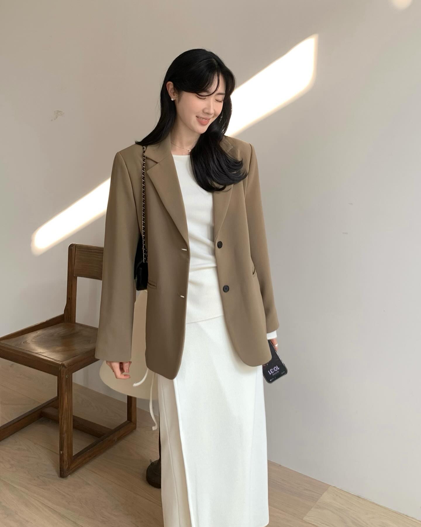 Chân váy sáng màu kết hợp 5 mẫu áo thời thượng không thể bỏ qua - Ảnh 2. Chân váy sáng màu kết hợp 5 mẫu áo thời thượng không thể bỏ qua - Ảnh 2.