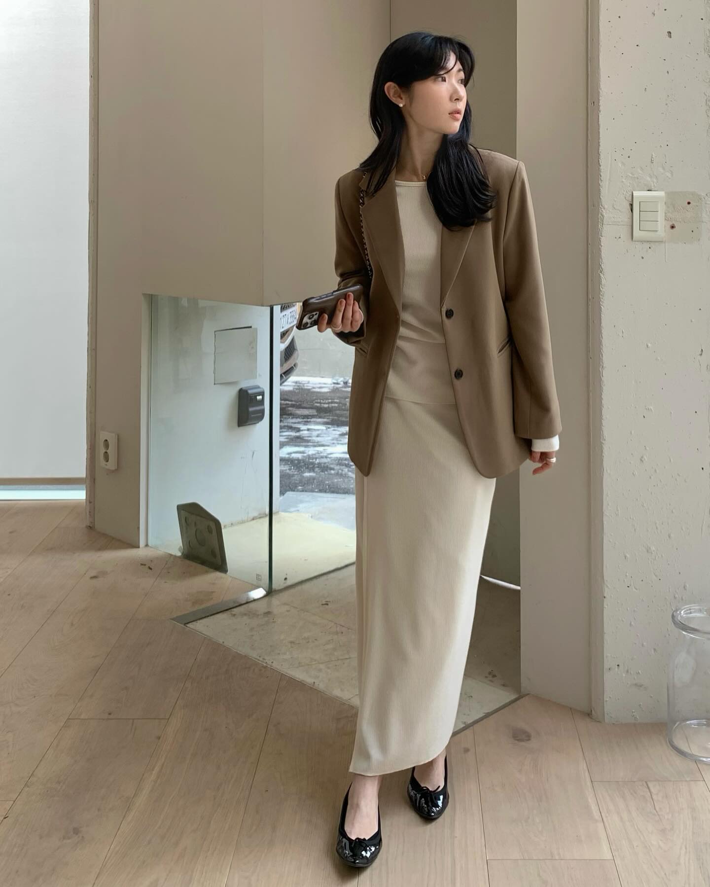 Chân váy sáng màu kết hợp 5 mẫu áo thời thượng không thể bỏ qua - Ảnh 3. Chân váy sáng màu kết hợp 5 mẫu áo thời thượng không thể bỏ qua - Ảnh 3.