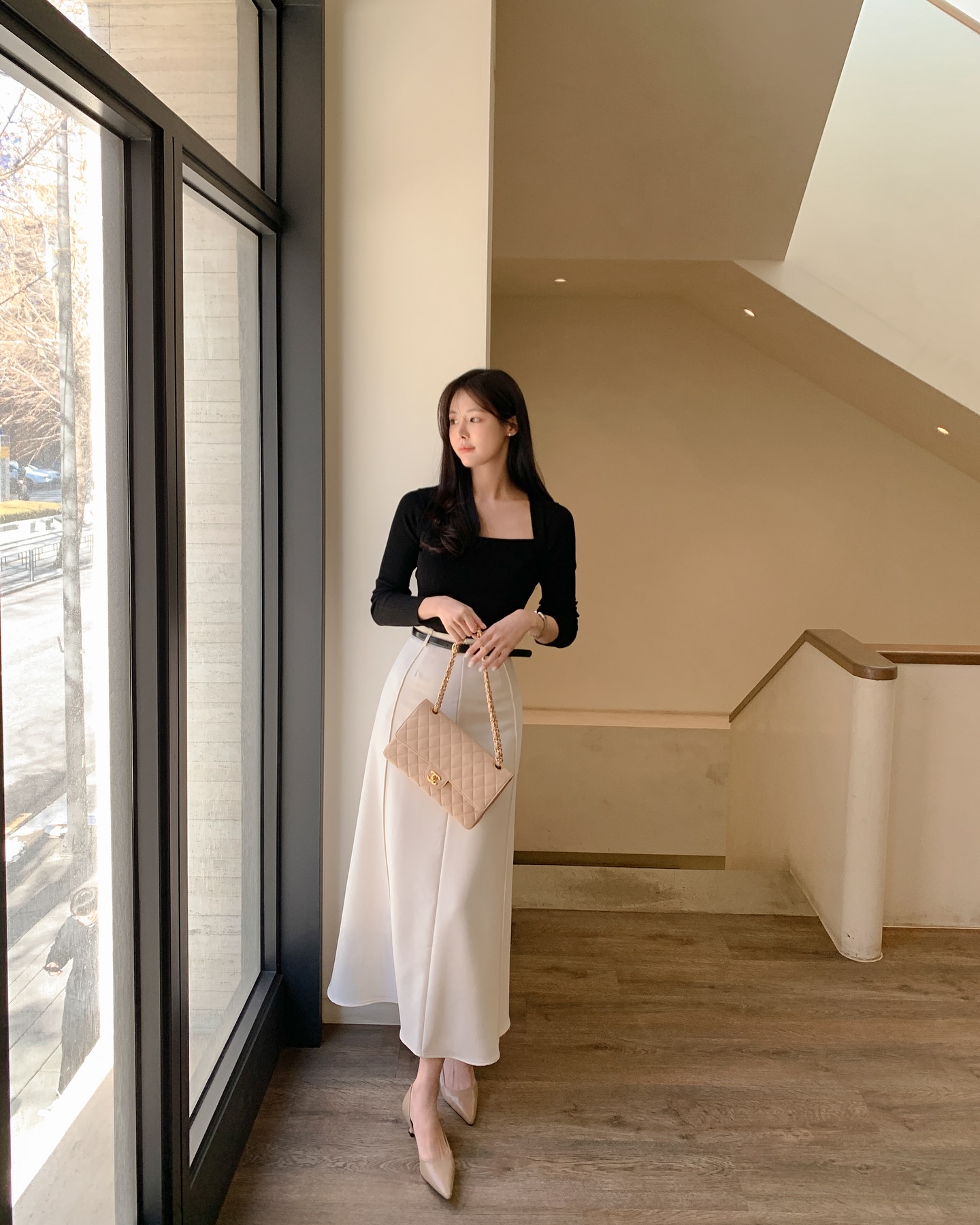 Chân váy sáng màu kết hợp 5 mẫu áo thời thượng không thể bỏ qua - Ảnh 6. Chân váy sáng màu kết hợp 5 mẫu áo thời thượng không thể bỏ qua - Ảnh 6.