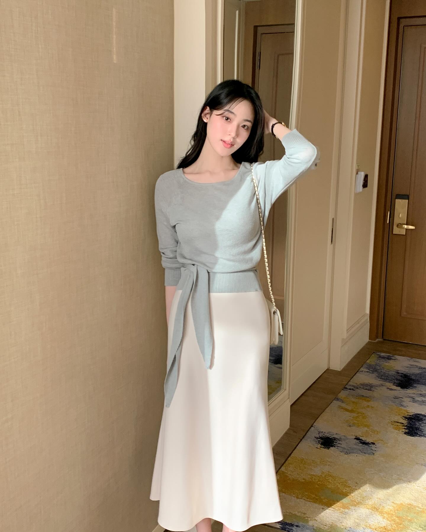 Chân váy sáng màu kết hợp 5 mẫu áo thời thượng không thể bỏ qua - Ảnh 10. Chân váy sáng màu kết hợp 5 mẫu áo thời thượng không thể bỏ qua - Ảnh 10.