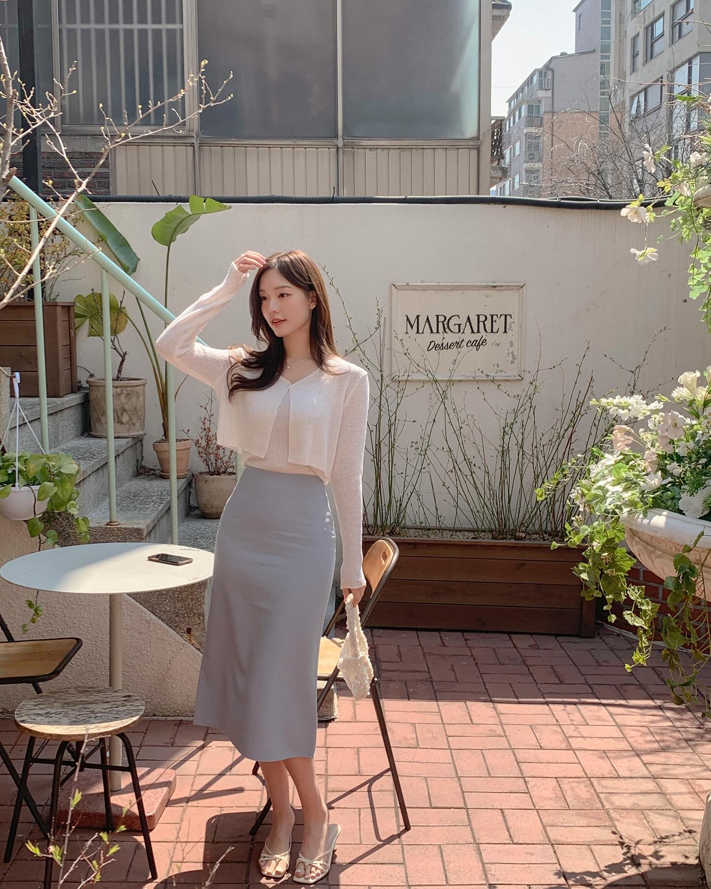 Chân váy sáng màu kết hợp 5 mẫu áo thời thượng không thể bỏ qua - Ảnh 11. Chân váy sáng màu kết hợp 5 mẫu áo thời thượng không thể bỏ qua - Ảnh 11.