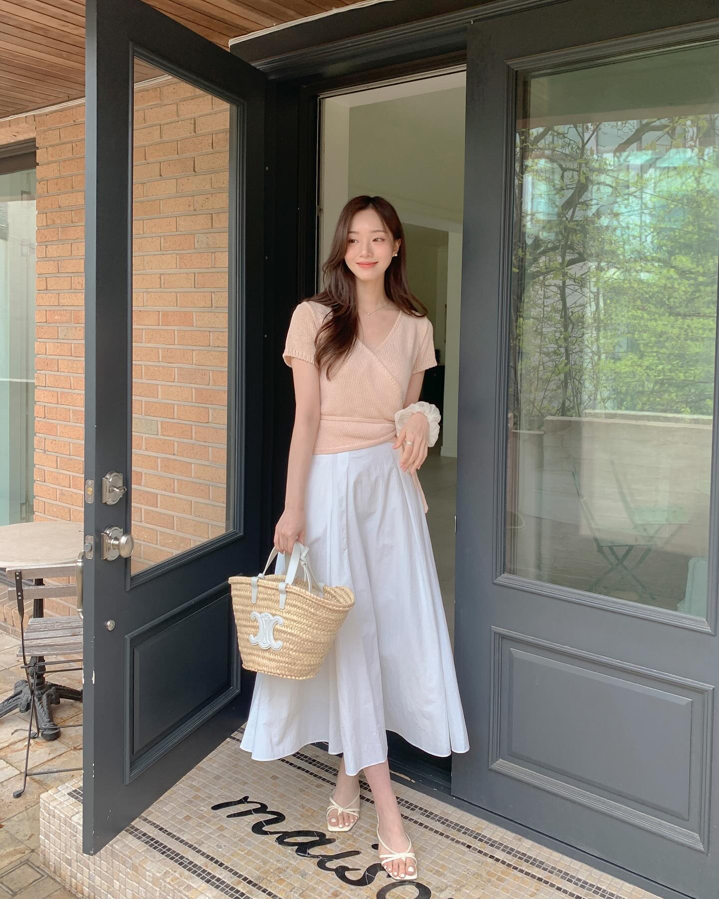 Chân váy sáng màu kết hợp 5 mẫu áo thời thượng không thể bỏ qua - Ảnh 5. Chân váy sáng màu kết hợp 5 mẫu áo thời thượng không thể bỏ qua - Ảnh 5.