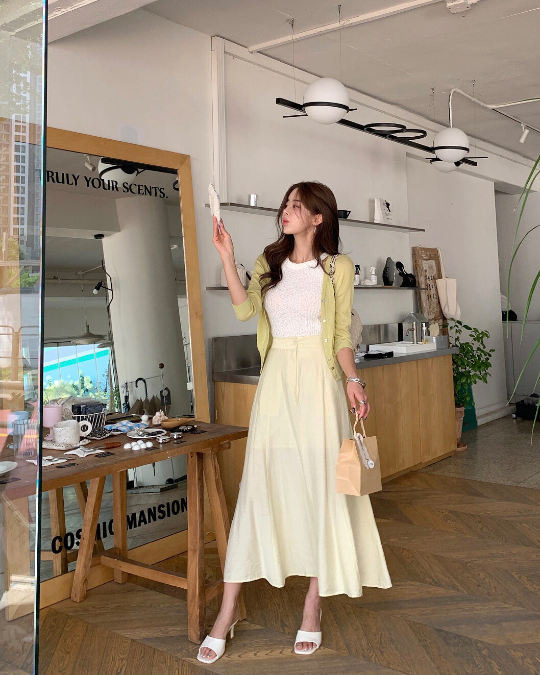 Chân váy sáng màu kết hợp 5 mẫu áo thời thượng không thể bỏ qua - Ảnh 13. Chân váy sáng màu kết hợp 5 mẫu áo thời thượng không thể bỏ qua - Ảnh 13.